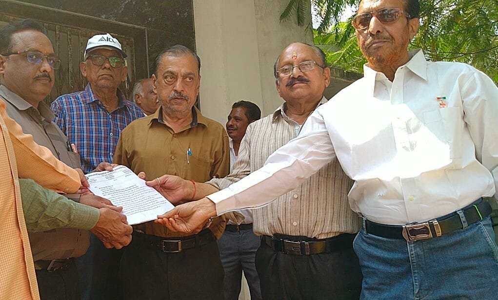 पेंशनर्स एसोसिएशन मध्य प्रदेश की शाखा बुरहानपुर एवं एमपीईबी की सहयोगी एसोसिएशन ने लंबित मांगों को लेकर मुख्यमंत्री के नाम एसडीएम को सौंपा ज्ञापन | New India Times