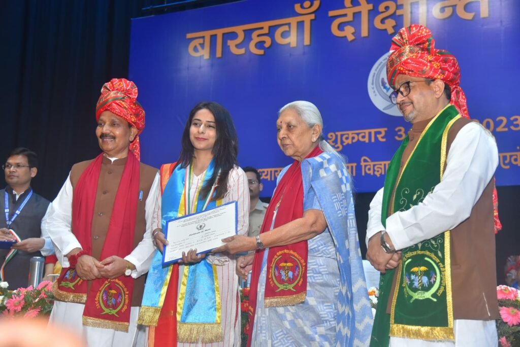 पंडित दीनदयाल उपाध्याय पशुचिकित्सा विज्ञान विश्वविद्यालय एवं गो अनुसंधान संस्थान के 12वें दीक्षांत समारोह में महामहिम राज्यपाल ने 24 छात्रों को गोल्ड, सिल्वर एवं ब्रांज मेडल व 131 छात्र छात्राओं को प्रदान की डिग्री | New India Times