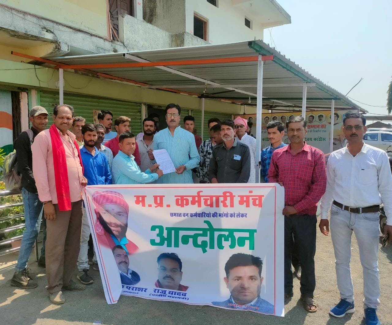 विधायक हर्ष यादव को वन समिति में कार्यरत कर्मचारियों ने कलेक्टर दर से वेतन दिलाये जाने के संबंध में सौंपा ज्ञापन | New India Times