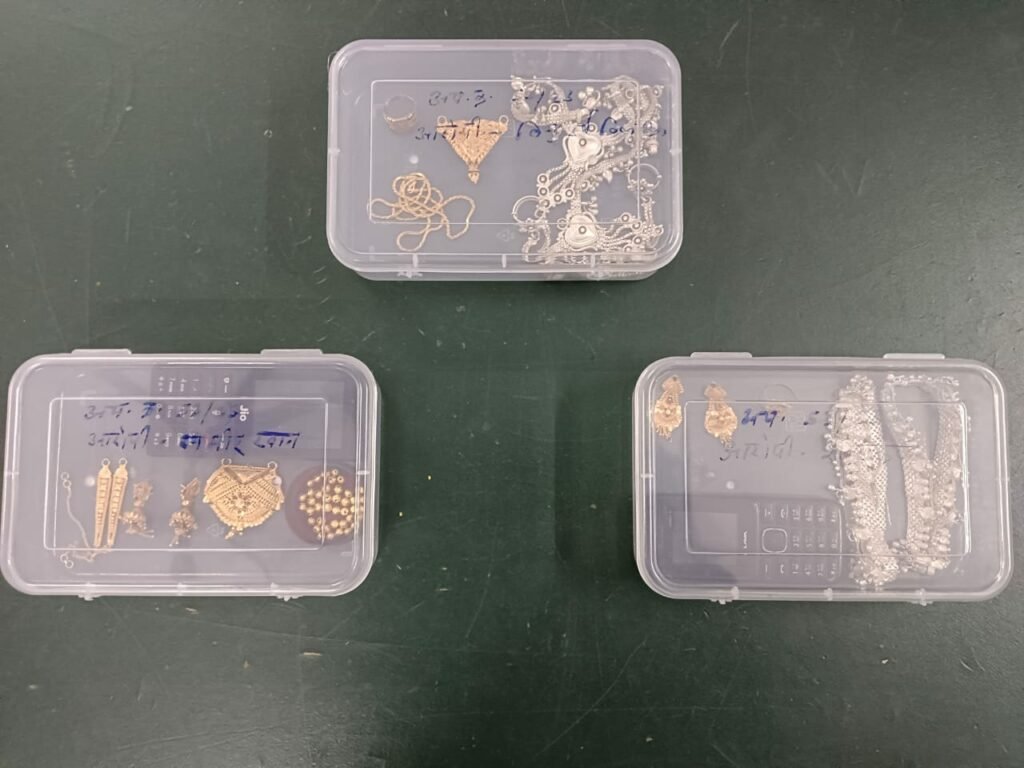 घर का भेदी लंका ढाए: घर में ही लाखों की चोरी को दिया अंजाम, पुलिस ने किया खुलासा, तीन आरोपी पहुंचे सलाखों के पीछे | New India Times