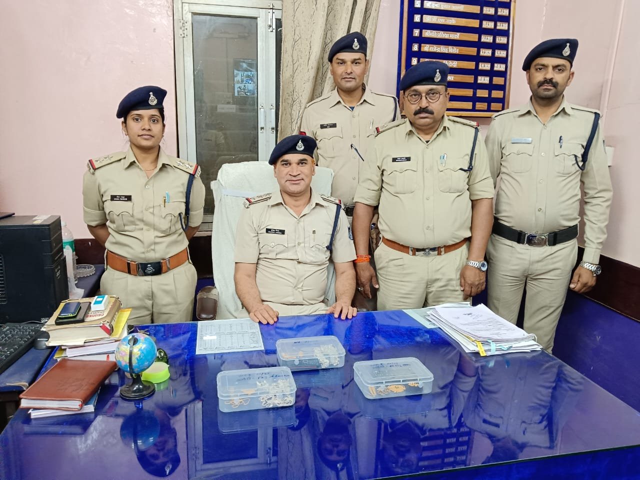 घर का भेदी लंका ढाए: घर में ही लाखों की चोरी को दिया अंजाम, पुलिस ने किया खुलासा, तीन आरोपी पहुंचे सलाखों के पीछे | New India Times