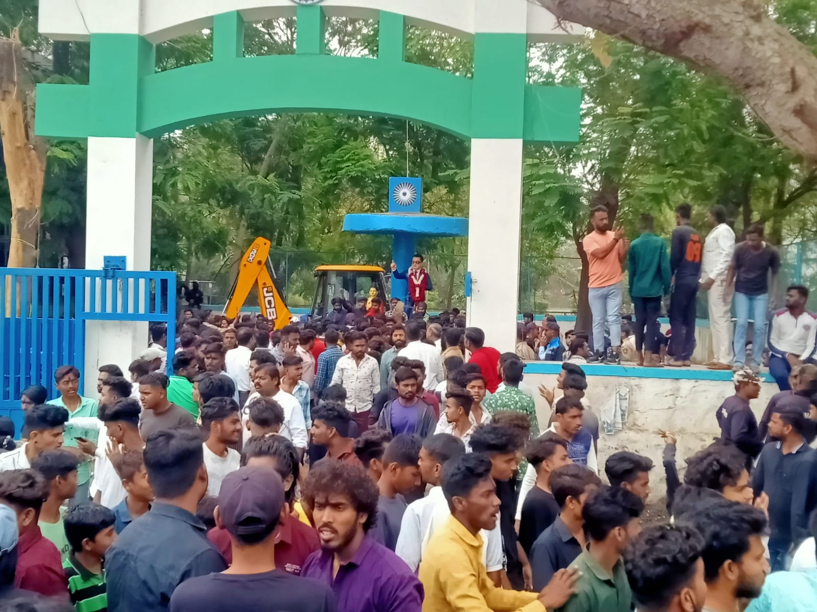 अंबेडकर प्रतिमा हटाने पर जलगांव में हुआ बवाल, भीम प्रेमी उतरे सड़कों पर | New India Times