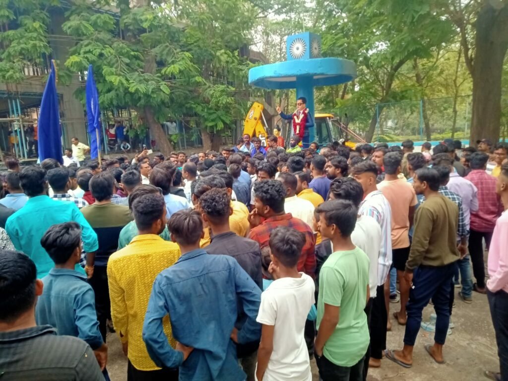 अंबेडकर प्रतिमा हटाने पर जलगांव में हुआ बवाल, भीम प्रेमी उतरे सड़कों पर | New India Times