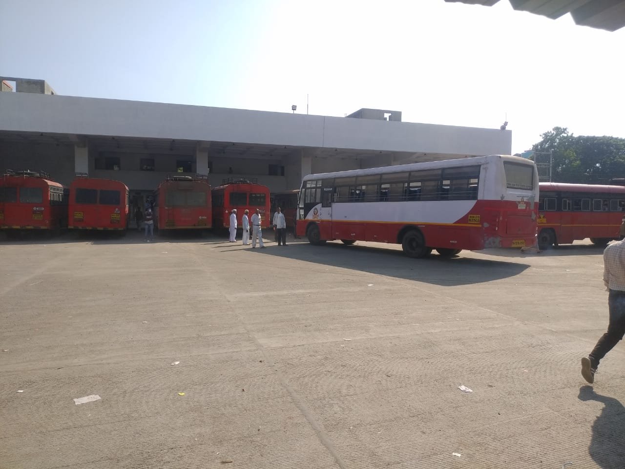 सरकारी बसों में क्षमता से अधिक प्रवासी कर रहे हैं यात्रा, टिकट में रियायत के बजाए LPG में हाफ सब्सिडी की थी आवश्यकता, सोशल मीडिया पर ट्रोल हो रही है ED सरकार | New India Times