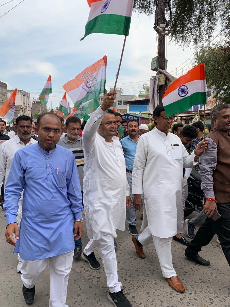 कांग्रेसियों ने तिरंगा यात्रा निकाल कर भाजपा के खिलाफ़ की नारेबाज़ी | New India Times