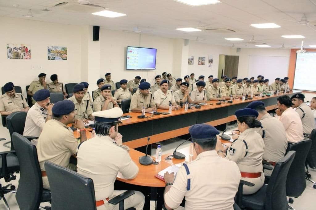 भोपाल कमिश्नर श्री हरिनारायण चारी मिश्र ने सभी राजपत्रित अधिकारियों एवं थाना प्रभारियों के साथ की बैठक | New India Times