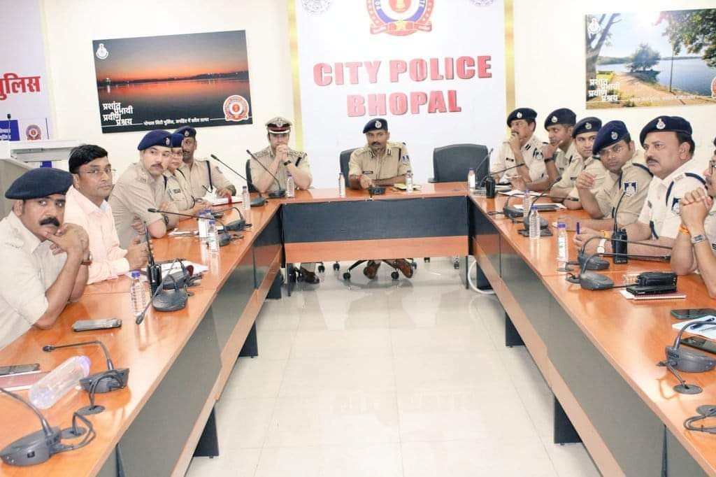 भोपाल कमिश्नर श्री हरिनारायण चारी मिश्र ने सभी राजपत्रित अधिकारियों एवं थाना प्रभारियों के साथ की बैठक | New India Times