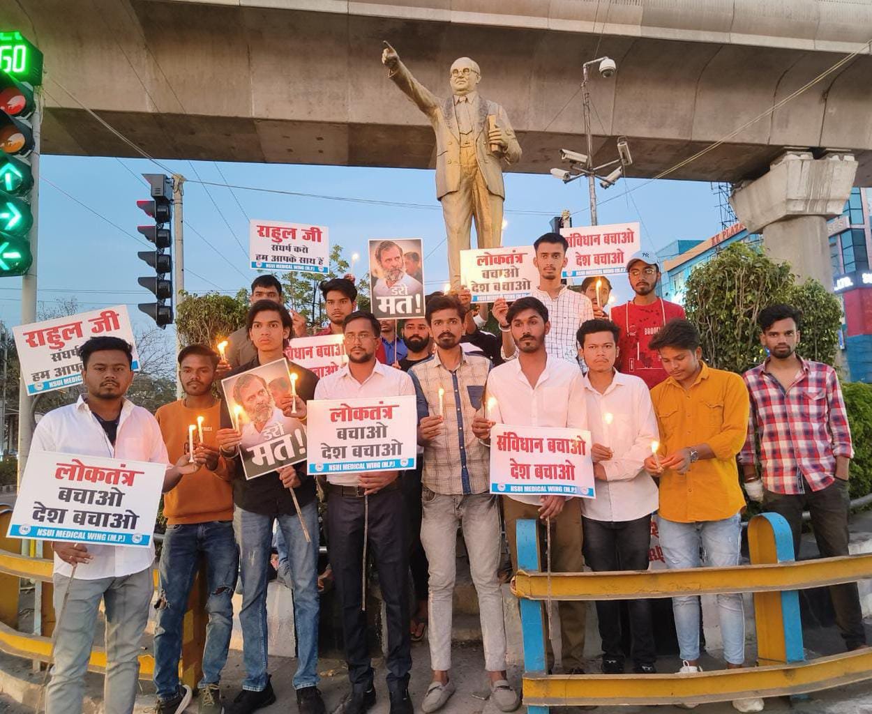 राहुल गांधी पर कार्रवाई के खिलाफ एनएसयूआई ने भीमराव अंबेडकर की प्रतिमा के सामने कैंडल जलाकर संविधान बचाओ देश बचाओ के लगाए नारे | New India Times