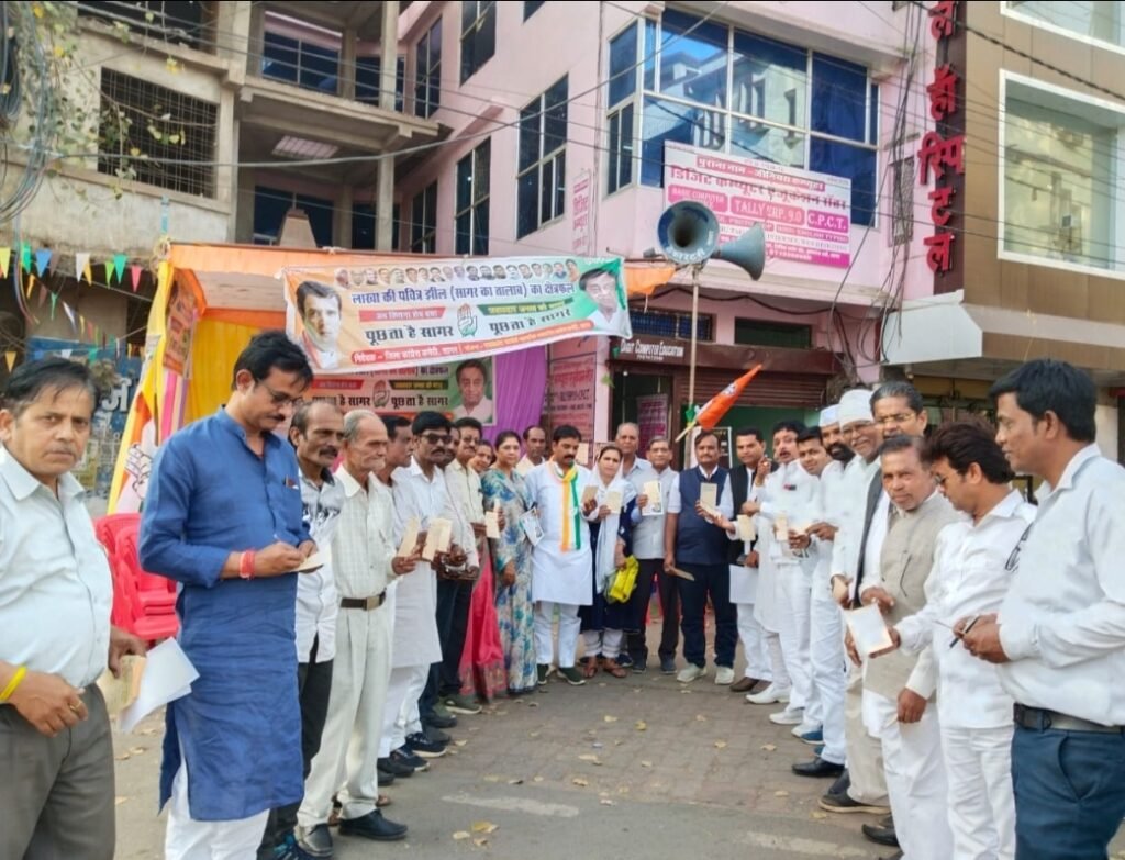 जनता की खून पसीने की कमाई को स्मार्ट सिटी प्रशासन बर्बाद कर रहा है: रमाकांत यादव. कांग्रेस की केंद्र में सरकार बनते ही पिछड़ा वर्ग का पृथक विभाग बनेगा: महेंद्र सिंह. अब एक नहीं पांच पांच महापौर हैं निगम में: राम कुमार पचौरी | New India Times