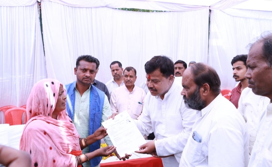 ऊर्जा मंत्री श्री प्रद्युम्न सिंह तोमर ने 800 से अधिक पात्र हितग्राहियों को वितरित किये राशन की पात्रता पर्ची, पेंशन व कामकाजी कार्ड | New India Times