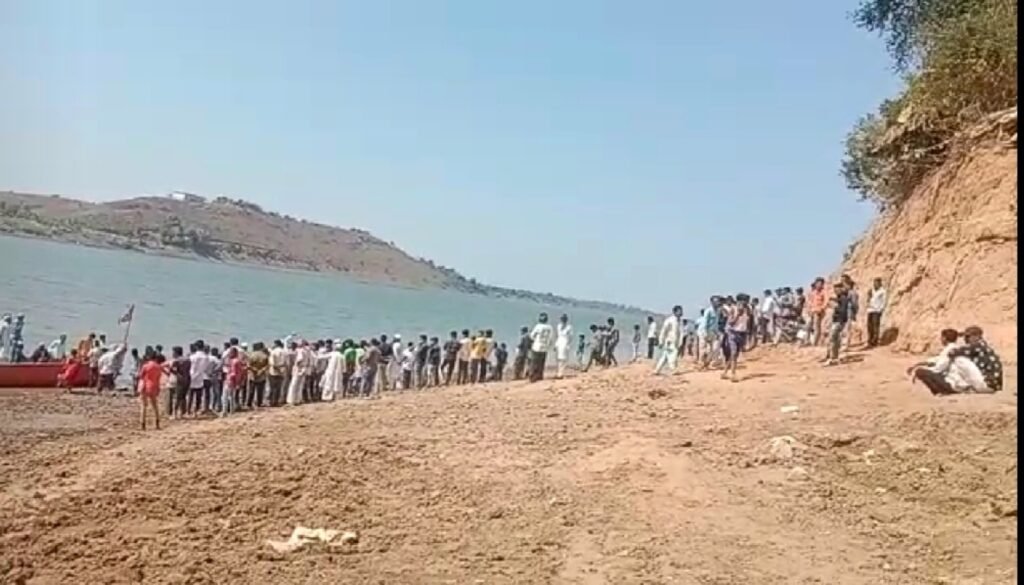 नर्मदा तट पर एक का पैर फिसला, बचाने गए तीन साथी भी डूबे, चारों की मौत, मेघनगर के मौलाना मेहबूब ने भी उनके जनाजे में की शिरकत | New India Times