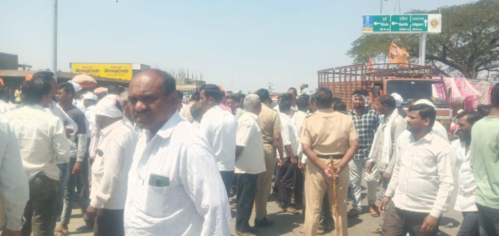 छत्रपति संभाजी नगर हाइवे के नेरी में कपास के लिए किसानों ने किया आंदोलन, सरकार के भीतर मंत्री महाजन के प्रभाव पर उठ रहे हैं सवाल | New India Times