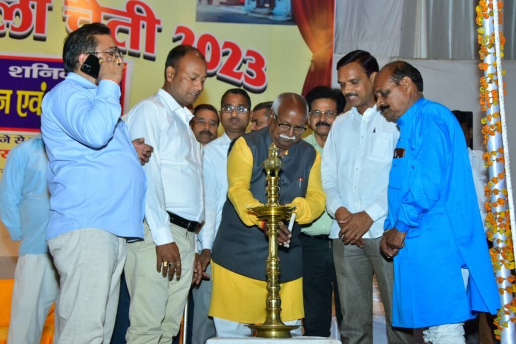 गोला के ऐतिहासिक चैती के मेले के मंच पर स्थानीय कवि सम्मेलन का हुआ आयोजन | New India Times