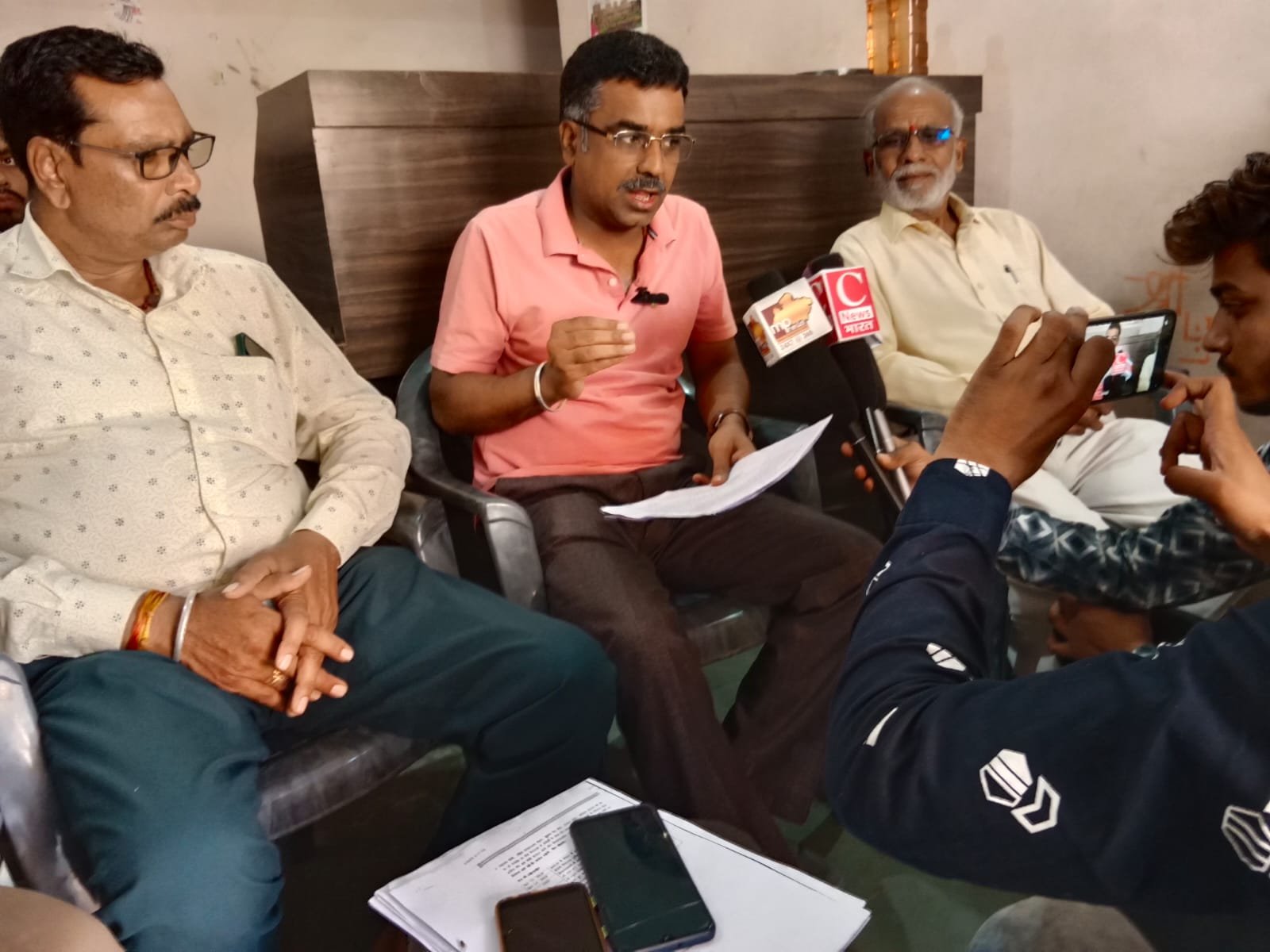 गांधी, नेहरू, बोस, पटेल, आजाद को अंग्रेजों ने सजा दी अब राहुल जी को दी जा रही है, तब अंग्रेजों से जीत हासिल की थी अब मोदी सरकार से लड़ेंगे और जीतेंगे: एडवोकेट अजय सिंह ठाकुर | New India Times