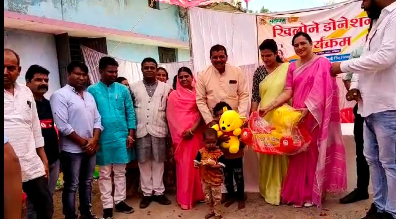 भाजपा प्रदेश मंत्री श्रीमति संगीता सोनी द्वारा नगर की पंद्रह आंगनवाड़ी केंद्रों पर बच्चों को डोनेट किए गए खिलौने | New India Times