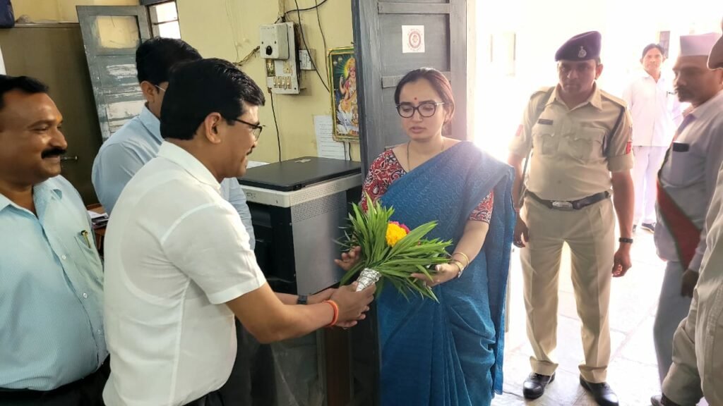 अपने लिए बड़ा कमरा बनवा रही थीं कलेक्टर सिंह, इसमें बैठने से पहले ही हो गया तबादला, नवागत कलेक्टर ने किया पदभार ग्रहण, अधिकारियों एवं कर्मचारियों ने पुष्पगुच्छ भेंट कर किया स्वागत 2 अपने लिए बड़ा कमरा बनवा रही थीं कलेक्टर सिंह, इसमें बैठने से पहले ही हो गया तबादला, नवागत कलेक्टर ने किया पदभार ग्रहण, अधिकारियों एवं कर्मचारियों ने पुष्पगुच्छ भेंट कर किया स्वागत | New India Times