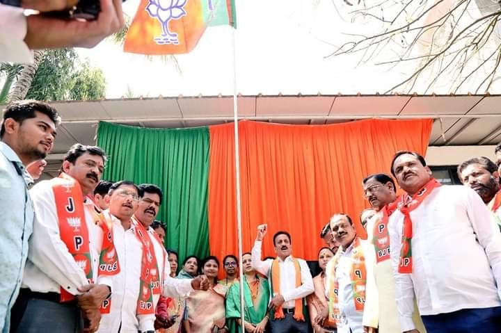 टोपी पहनकर मंत्री गिरीश महाजन ने कहा "मैं सावरकर", दुनिया की सबसे बड़ी पार्टी के स्थापना दिवस पर आयोजित गौरव यात्रा में शामिल हुए 300 बाइक सवार | New India Times