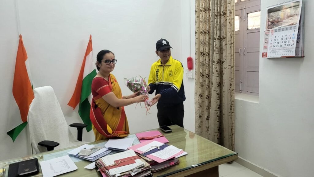 झाबुआ की नवागत कलेक्टर सुश्री तन्वी हुड्डा को पुष्पगुच्छ देकर सिविल डिफेंस वालंटियर ने किया स्वागत 2 झाबुआ की नवागत कलेक्टर सुश्री तन्वी हुड्डा को पुष्पगुच्छ देकर सिविल डिफेंस वालंटियर ने किया स्वागत | New India Times