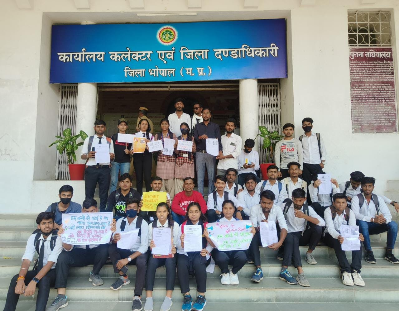 रियायती दर पर 'रेड बस' पास जारी करवाने के लिए छात्रों ने भोपाल कलेक्टर से लगाई गुहार | New India Times