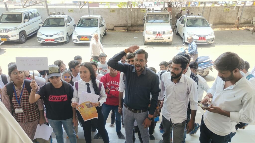 रियायती दर पर 'रेड बस' पास जारी करवाने के लिए छात्रों ने भोपाल कलेक्टर से लगाई गुहार | New India Times