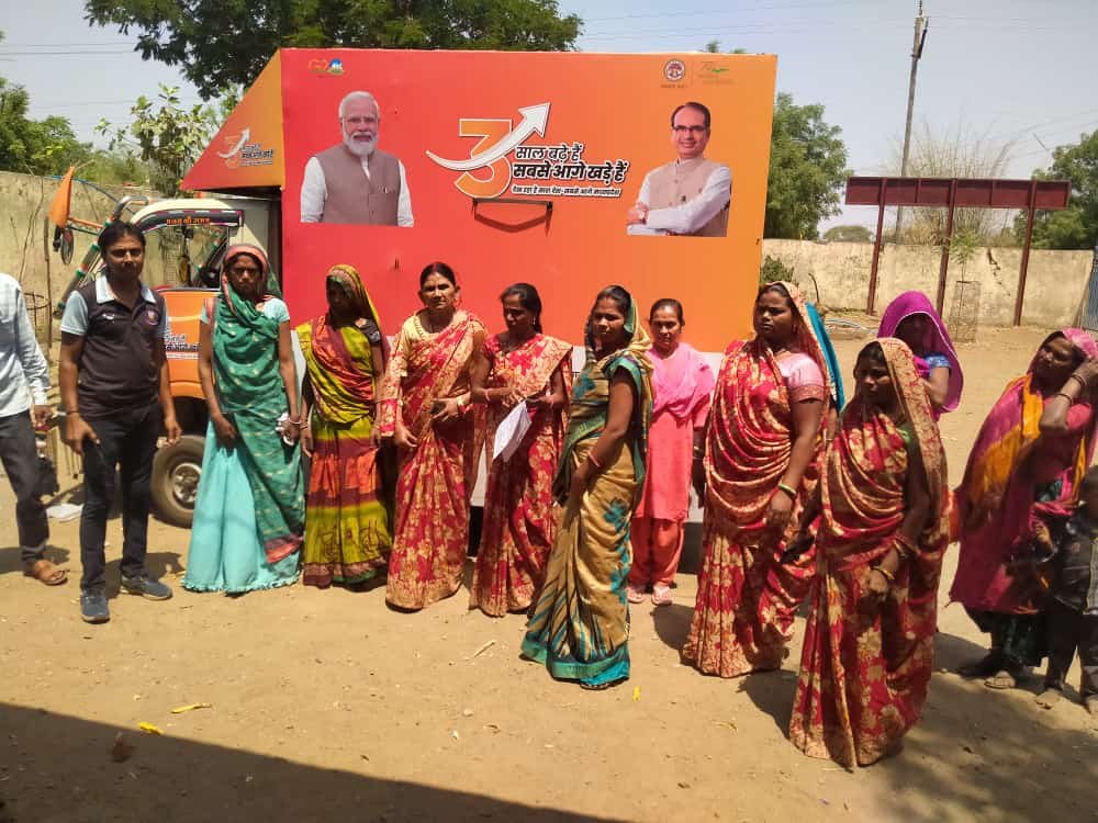 प्रचार रथ के माध्यम से विभिन्न ग्राम पंचायतों में दी जा रही है योजनाओं की जानकारी | New India Times