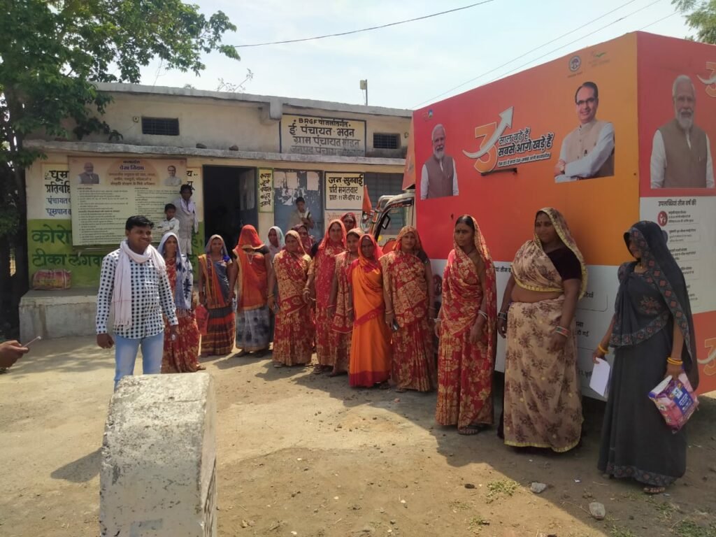 प्रचार रथ के माध्यम से विभिन्न ग्राम पंचायतों में दी जा रही है योजनाओं की जानकारी | New India Times