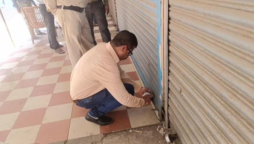 क्राइस्ट मेमोरियल स्कूल के संचालक मूलिश मैथ्यूस एवं शंकर बुक डिपो के संचालक वीरेन्द्र तिवारी के विरुद्ध धारा 144 के आदेश के उल्लघंन पर एफआईआर दर्ज कर दुकान को किया गया सील | New India Times