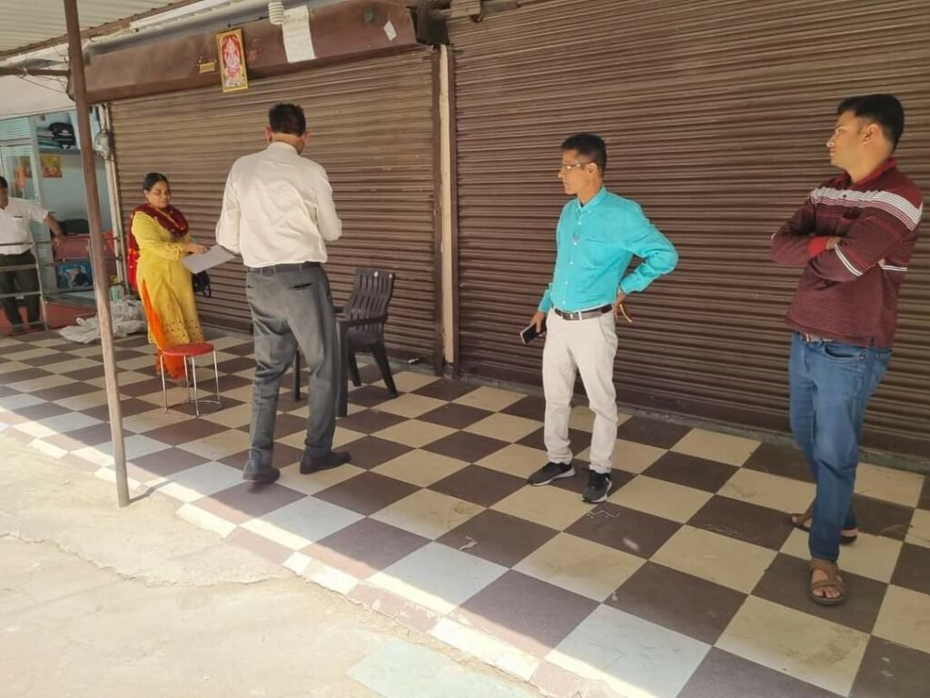 क्राइस्ट मेमोरियल स्कूल के संचालक मूलिश मैथ्यूस एवं शंकर बुक डिपो के संचालक वीरेन्द्र तिवारी के विरुद्ध धारा 144 के आदेश के उल्लघंन पर एफआईआर दर्ज कर दुकान को किया गया सील | New India Times