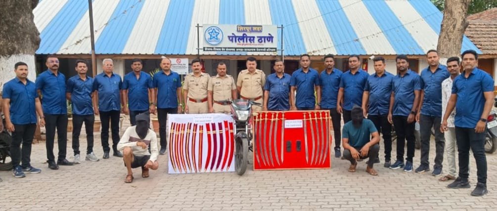 शिरपुर पुलिस ने दो आरोपियों को गिरफ्तार कर हथियारों का ज़ख़ीरा किया जब्त, 11 तलवारें बरामद 2 शिरपुर पुलिस ने दो आरोपियों को गिरफ्तार कर हथियारों का ज़ख़ीरा किया जब्त, 11 तलवारें बरामद | New India Times