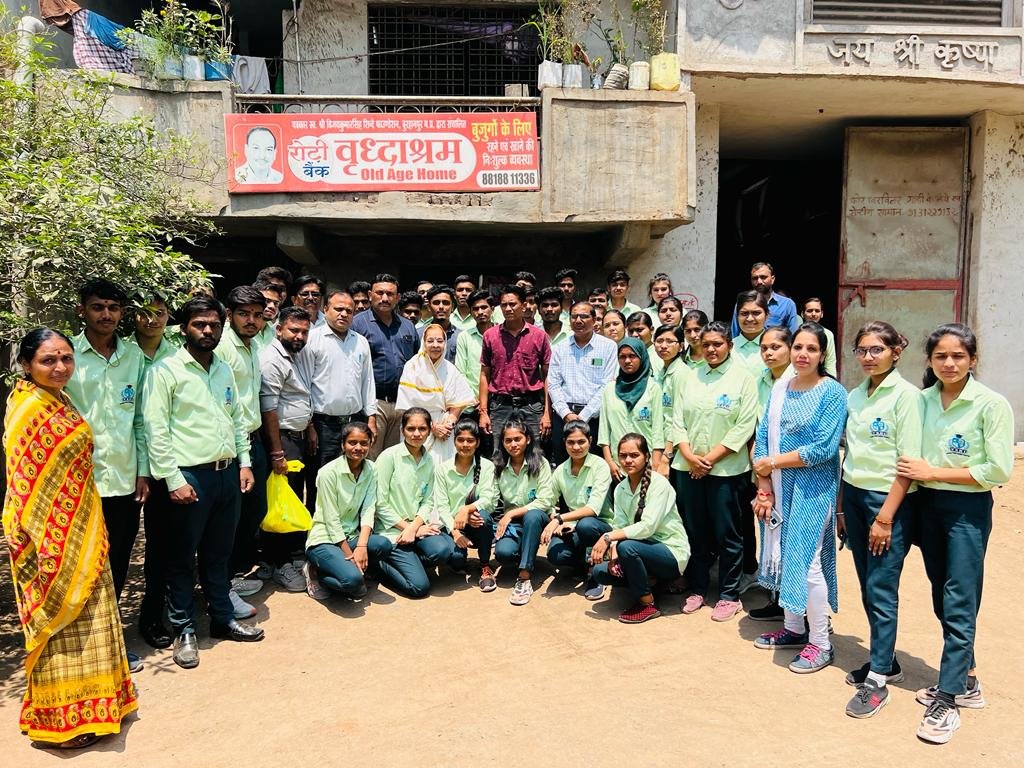 पतरा पतरानवल सिंह सहकारी शक्कर कारखाना की अध्यक्ष श्रीमती किशोरी देवी ने लालबाग के रोटी बैंक वृद्धाश्रम पहुंचकर कराया भोजन | New India Times
