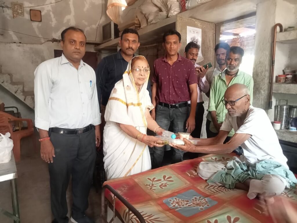 पतरा पतरानवल सिंह सहकारी शक्कर कारखाना की अध्यक्ष श्रीमती किशोरी देवी ने लालबाग के रोटी बैंक वृद्धाश्रम पहुंचकर कराया भोजन | New India Times