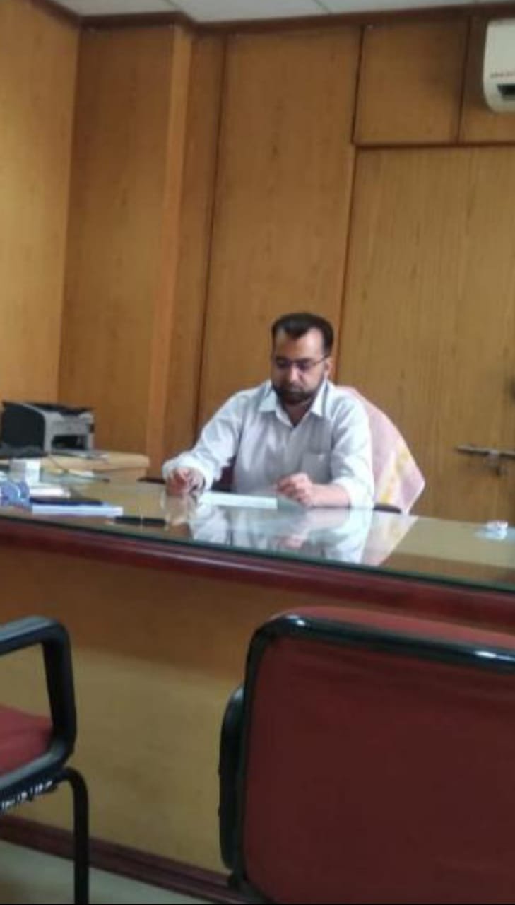 हाफिज-ए-कुरान राजस्थान प्रशासनिक सेवा (RAS) के अधिकारी सैय्यद मुकर्रम शाह लोगों को पढ़ा रहे हैं तरावीह की नमाज़ | New India Times