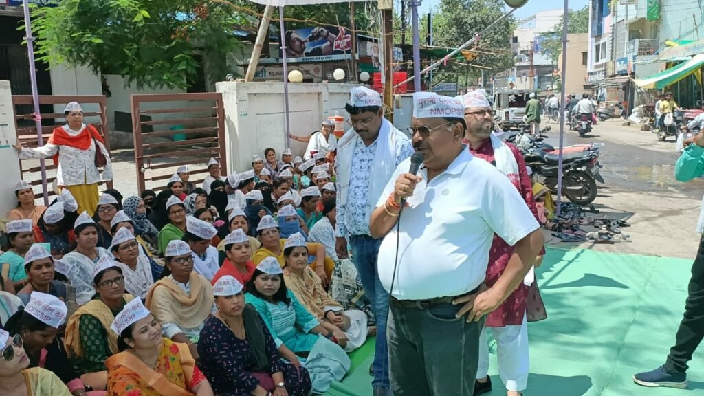 ओल्ड पेंशन स्कीम लागू करने की मांग को लेकर संयुक्त कर्मचारी मोर्चा ने किया आंदोलन, बुरहानपुर के निर्दलीय विधायक और मध्य प्रदेश कांग्रेस कमेटी भोपाल के महासचिव ने किया समर्थन | New India Times