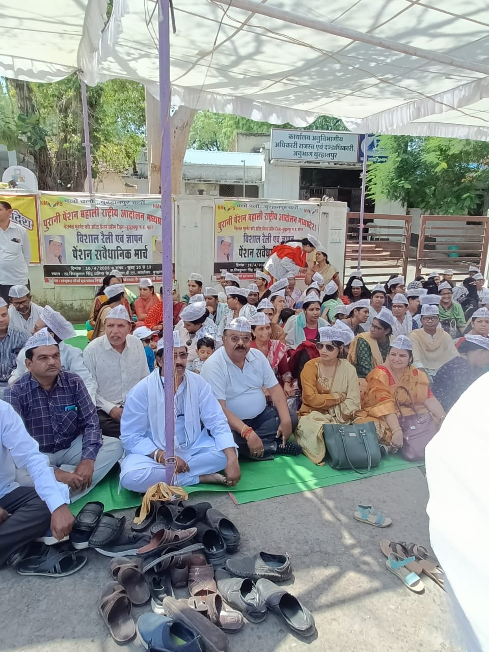 ओल्ड पेंशन स्कीम लागू करने की मांग को लेकर संयुक्त कर्मचारी मोर्चा ने किया आंदोलन, बुरहानपुर के निर्दलीय विधायक और मध्य प्रदेश कांग्रेस कमेटी भोपाल के महासचिव ने किया समर्थन | New India Times