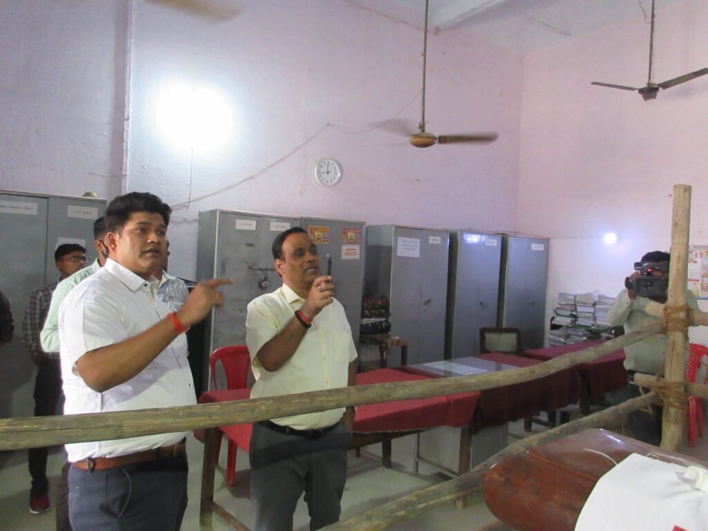 जिलाधिकारी ने नामांकन कक्षों का किया निरीक्षण, एलपीजेपी इण्टर कालेज के प्रधानाचार्य के अनुपस्थित होने पर दिये एफआईआर के निर्देश | New India Times