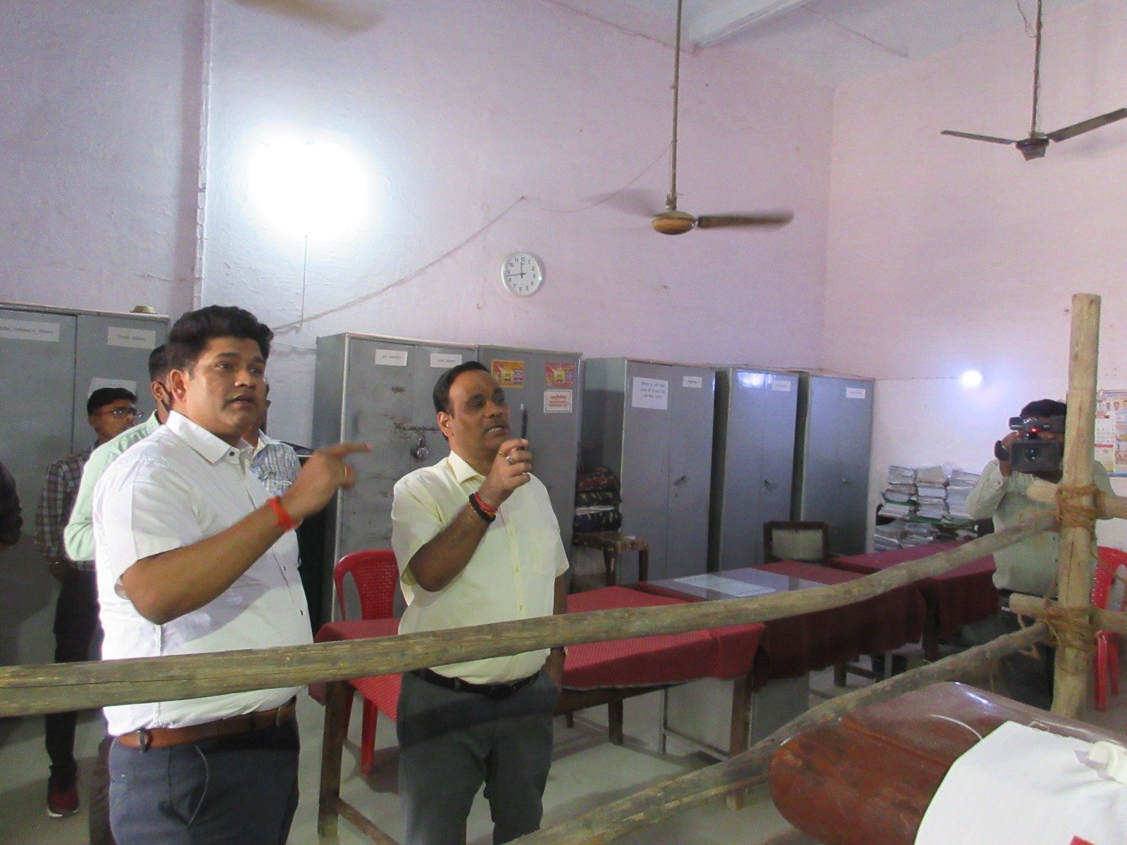 जिलाधिकारी ने नामांकन कक्षों का किया निरीक्षण, एलपीजेपी इण्टर कालेज के प्रधानाचार्य के अनुपस्थित होने पर दिये एफआईआर के निर्देश | New India Times