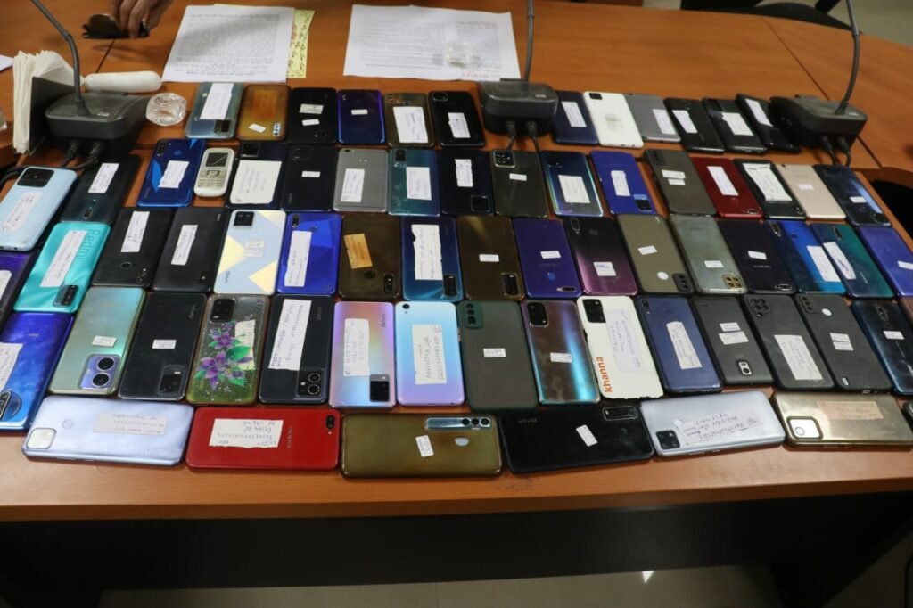 सायबर सेल ने दो माह में खोजे 23 लाख 18 हजार रूपये कीमत के 101 मोबाइल | New India Times