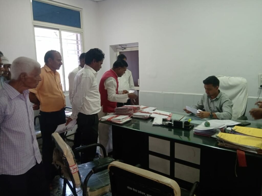 थांदला सीएमओ का प्रभार तहसीलदार को दिये जाने की मांग को लेकर कलेक्टर को सौंपा गया मांग पत्र | New India Times