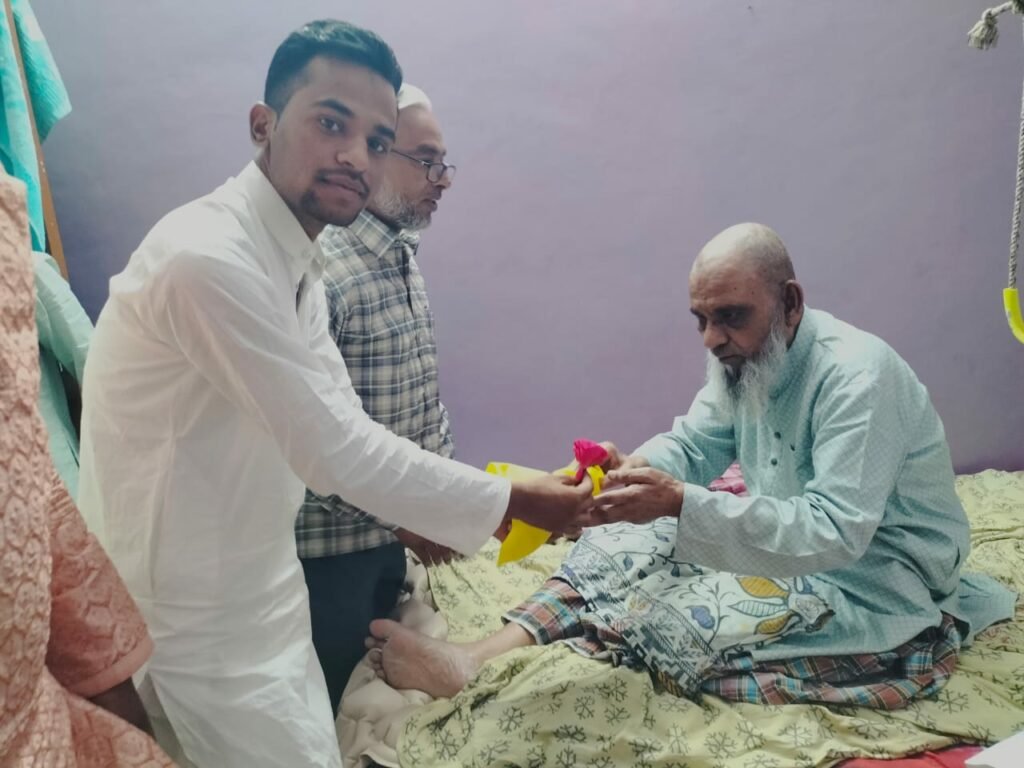 एआईएमसी ग्रुप के सदस्यों ने ईद के दिन बुजुर्गों से की मुलाक़ात व बीमारों की अयादत | New India Times
