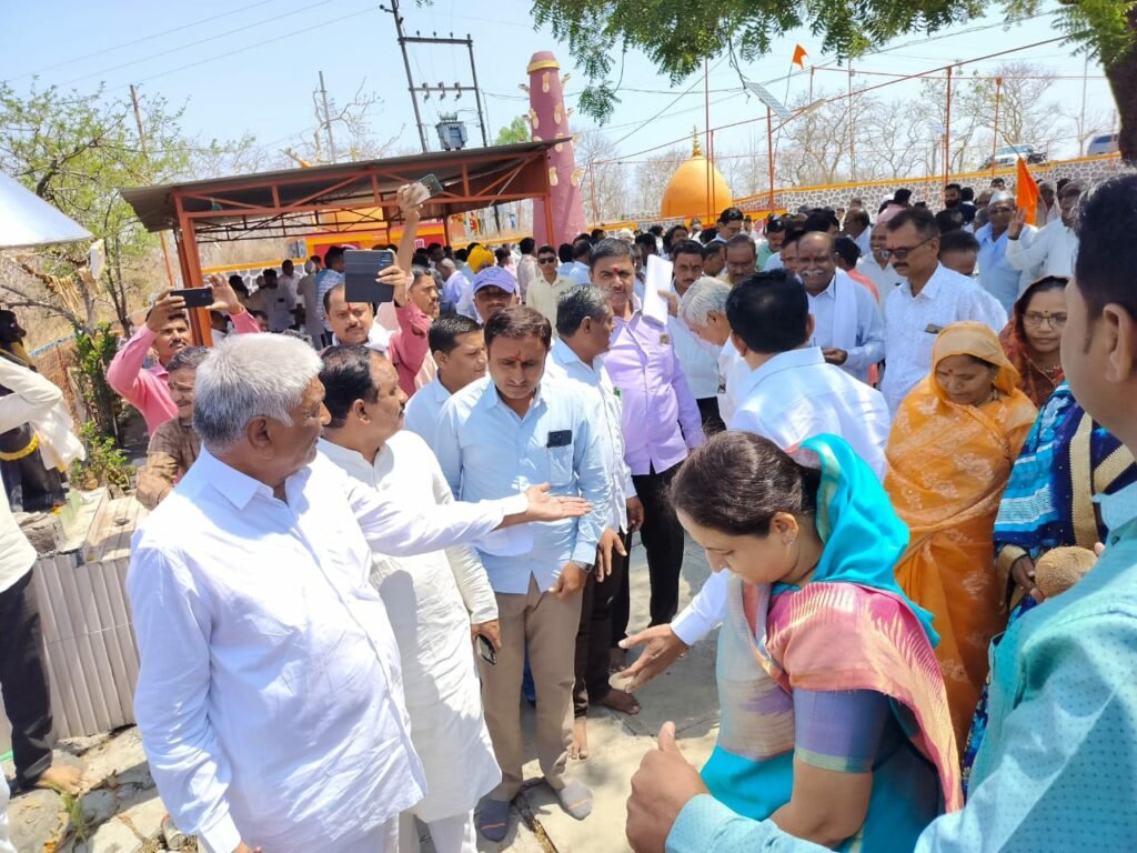 मार्केट कमेटी चुनाव के लिए मंत्री गिरीश महाजन ने संभाला मोर्चा, मवीआ के प्रभाव से कांटे की टक्कर | New India Times