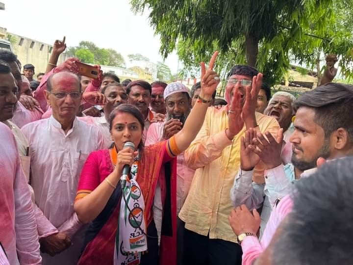 मंत्री महाजन-पाटिल नहीं जीत सके जलगांव APMC, नतीजों में शिंदे गुट का सबसे अधिक नुक़सान, मुक्ताईनगर में एकनाथ खड़से का दबदबा कायम | New India Times