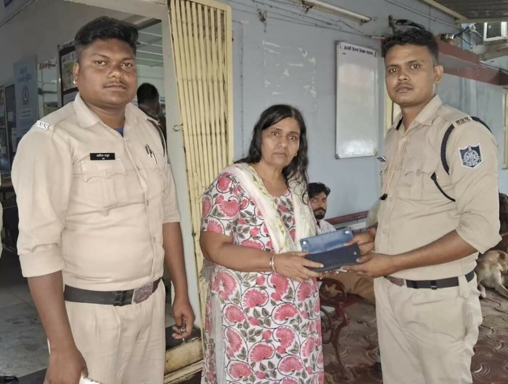 थाना अयोध्या नगर में तैनात सिपाही राहुल यादव एवं आदित्य ठाकुर ने कायम की ईमानदारी की मिसाल | New India Times