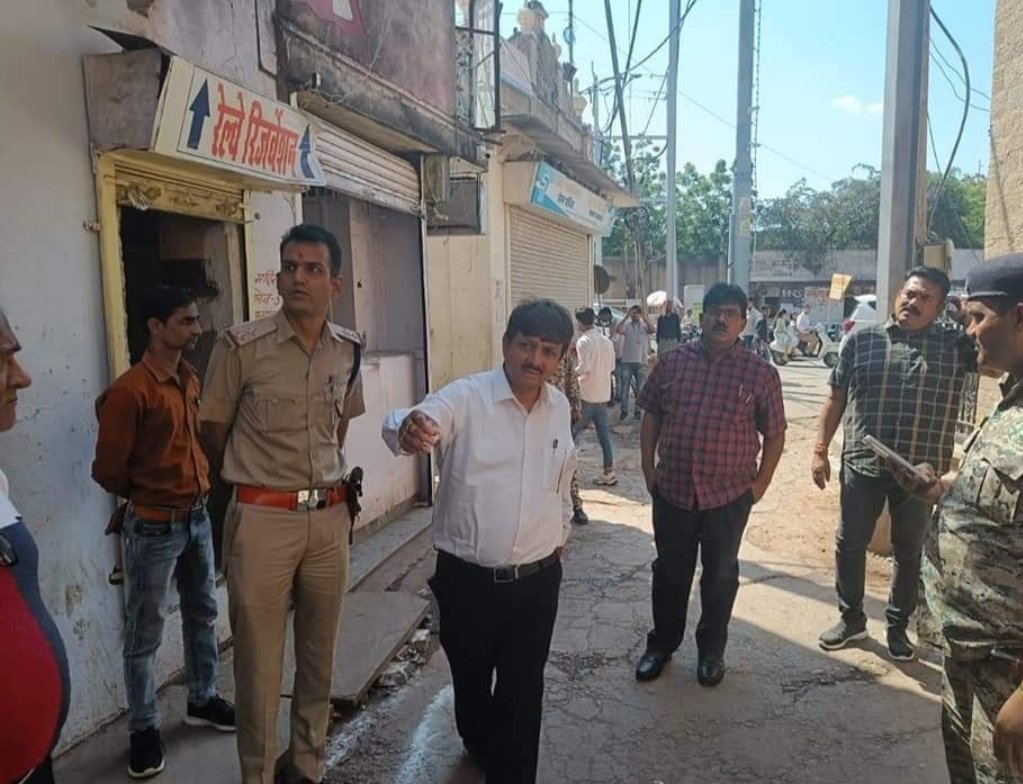 मदिरा दुकानों के पास आहतों को बंद कराने की कार्रवाई का कलेक्टर ने किया अवलोकन | New India Times