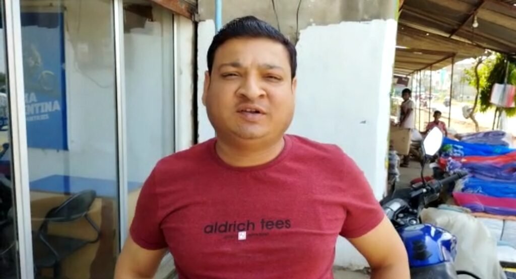 खुदे हुए सड़क से नगर वासी परेशान, घटिया निर्माण कार्य की शिकायत के बाद से नगर पालिका ने बंद करवा दिया है सड़क का निर्माण कार्य | New India Times