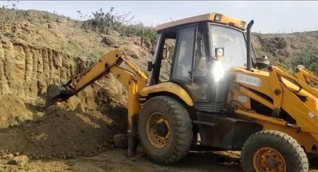 ग्राम पंचायत सिलारी में जेसीबी मशीन से किया जा रहा है तालाब गहरीकरण | New India Times