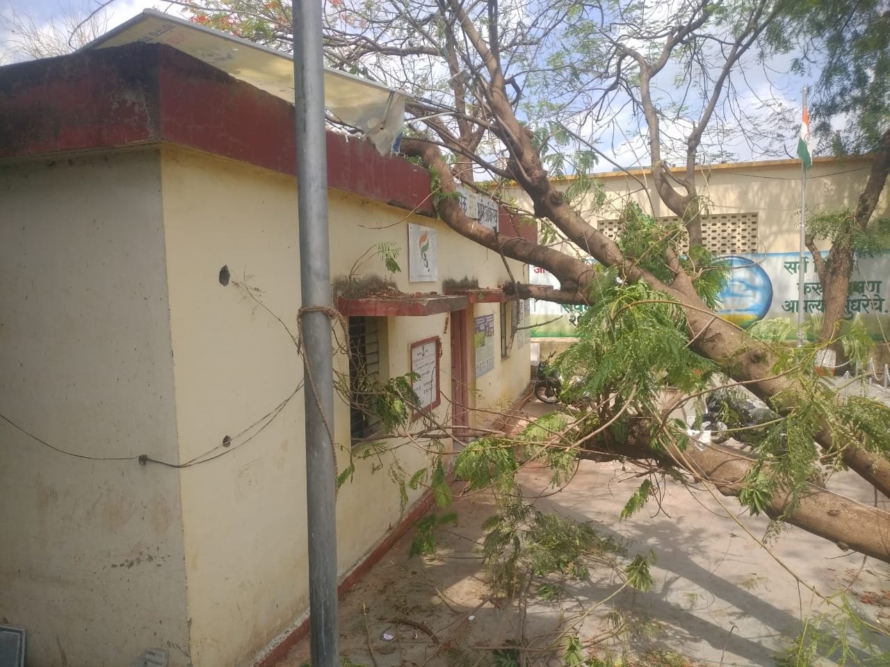 जामनेर में तीन दिन से बत्ती गुल: बिजली बोर्ड ने मांगा समय, चक्रवाती तूफान से करोड़ों का नुकसान, सरकार करेगी हर संभव सहायता: मंत्री गिरीश महाजन | New India Times