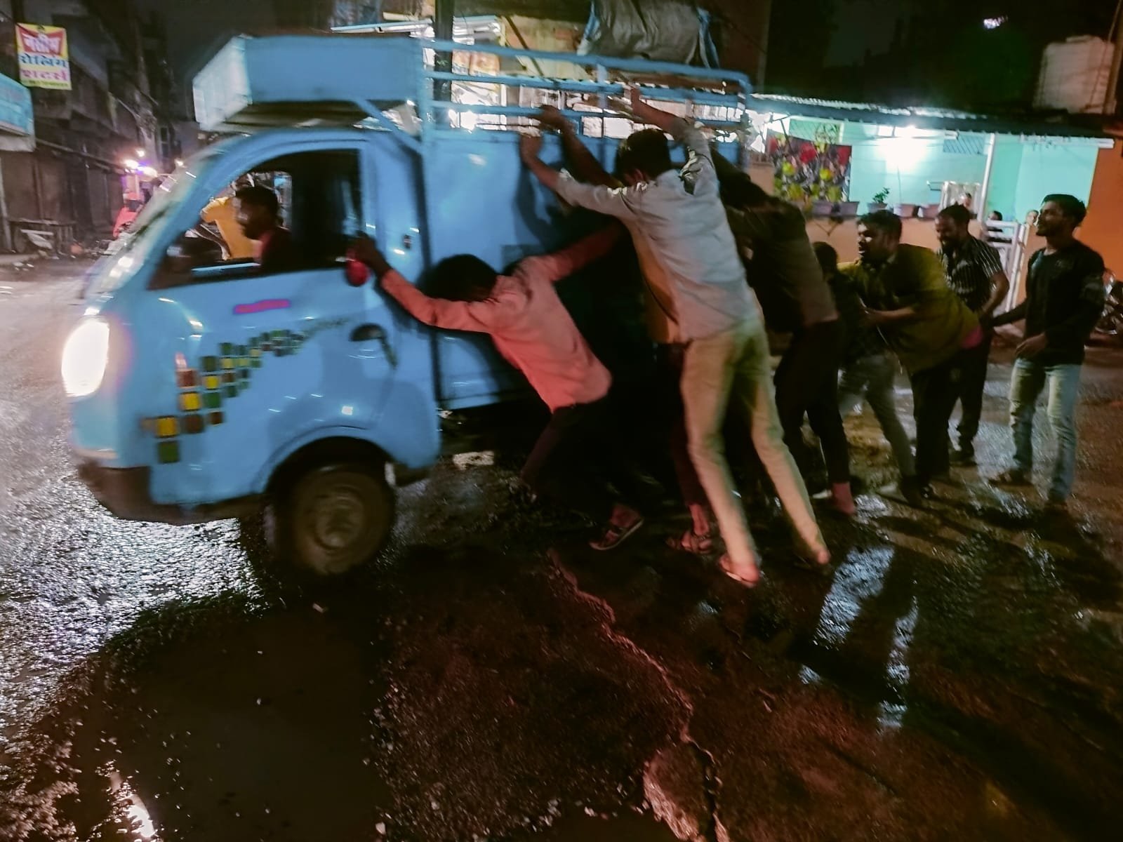 नगर निगम अधिकारियों की लापरवाही के चलते आए दिन टूटे हुए चेंबर में गिर कर राहगीर हो रहे हैं दुर्घटना का शिकार | New India Times