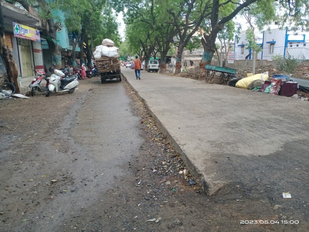 नगर की जनता आखिर सड़क को लेकर क्यों है परेशान, निर्माणाधीन सड़क की गुणवत्ता पर भी उठ रहे हैं सवाल, घटिया निर्माण के कारण सरकार भी हो रही है बदनाम | New India Times