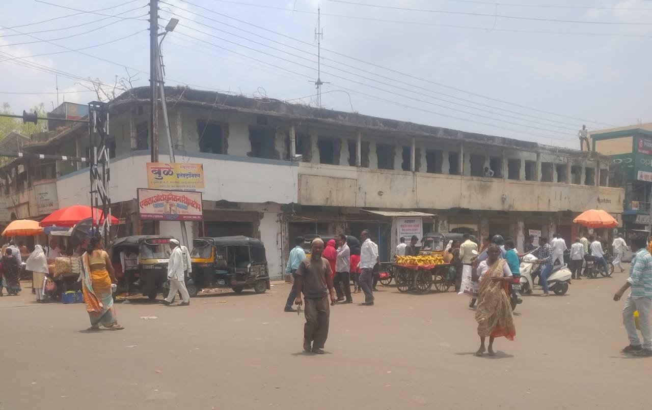 जर्जरता के कारण गिराया जा रहा है शास्त्री मार्केट, नगर परिषद शॉपिंग की दुकानों की नीलामी में घपला का आरोप | New India Times
