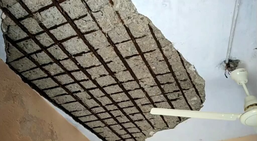 खतरे के साए में 28 गांव के किसान कर रहे हैं लेनदेन, खंडार अवस्था में तब्दील बिल्डिंग कभी भी बन सकती है बड़े हादसे का कारण 2 खतरे के साए में 28 गांव के किसान कर रहे हैं लेनदेन, खंडार अवस्था में तब्दील बिल्डिंग कभी भी बन सकती है बड़े हादसे का कारण | New India Times